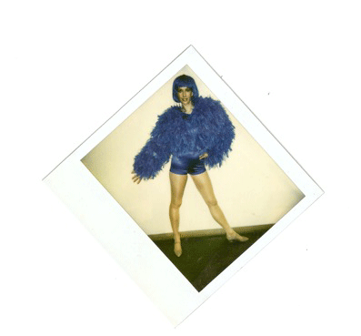 Blaue Federjacke mit Hotpants Body