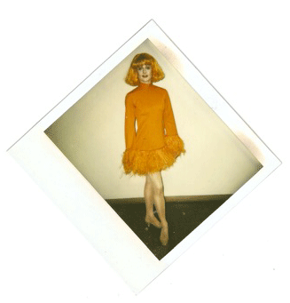 Orange Kleid mit Federnsaum