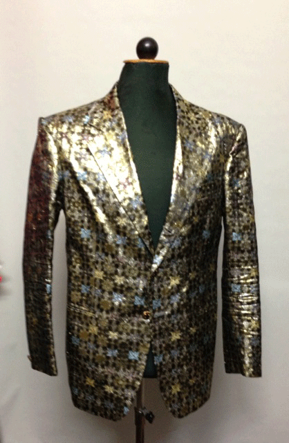 Goldener Anzug mit blauen Blümchen