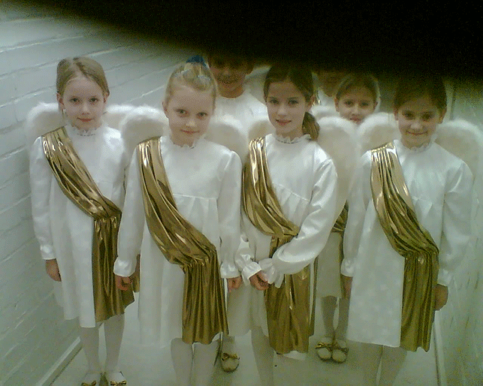 Kindergruppe mit Engelflü