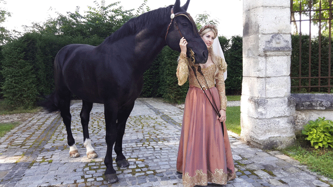 Tudor Kleid mit Pferd