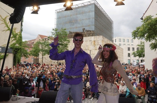 Happy Hippies tanzten im Schatten der Synagoge auf dem Jakobsplatz: Foto: Daniel von Loeper