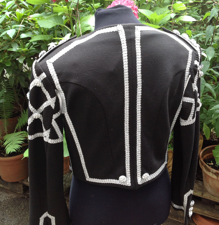 schwarze Jacke mit silbernen Borten Rückenansicht